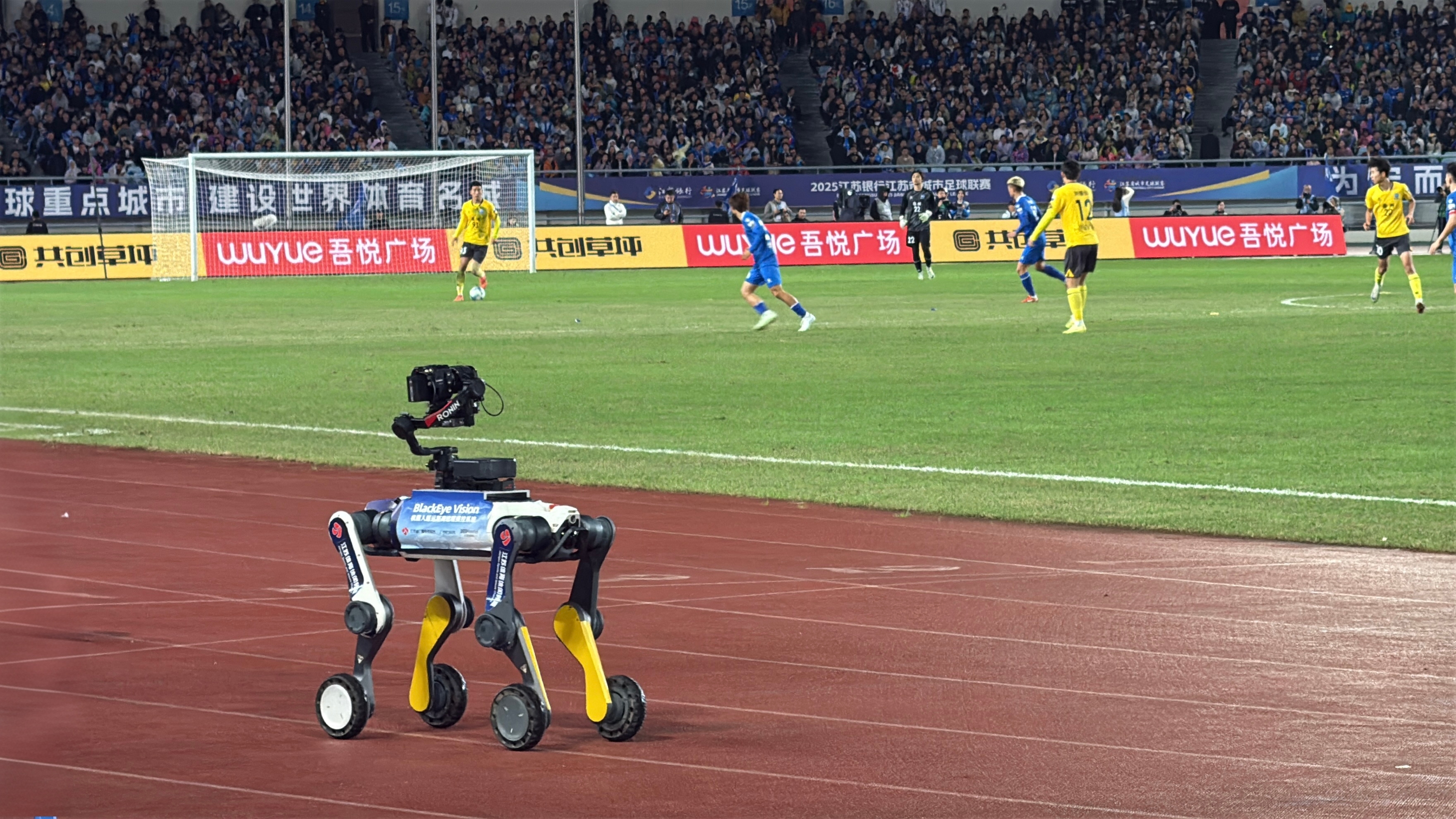 首位“机器人摄像师”亮相苏超半决赛，江苏广电总台×ag真人科技×云深处联手打造！