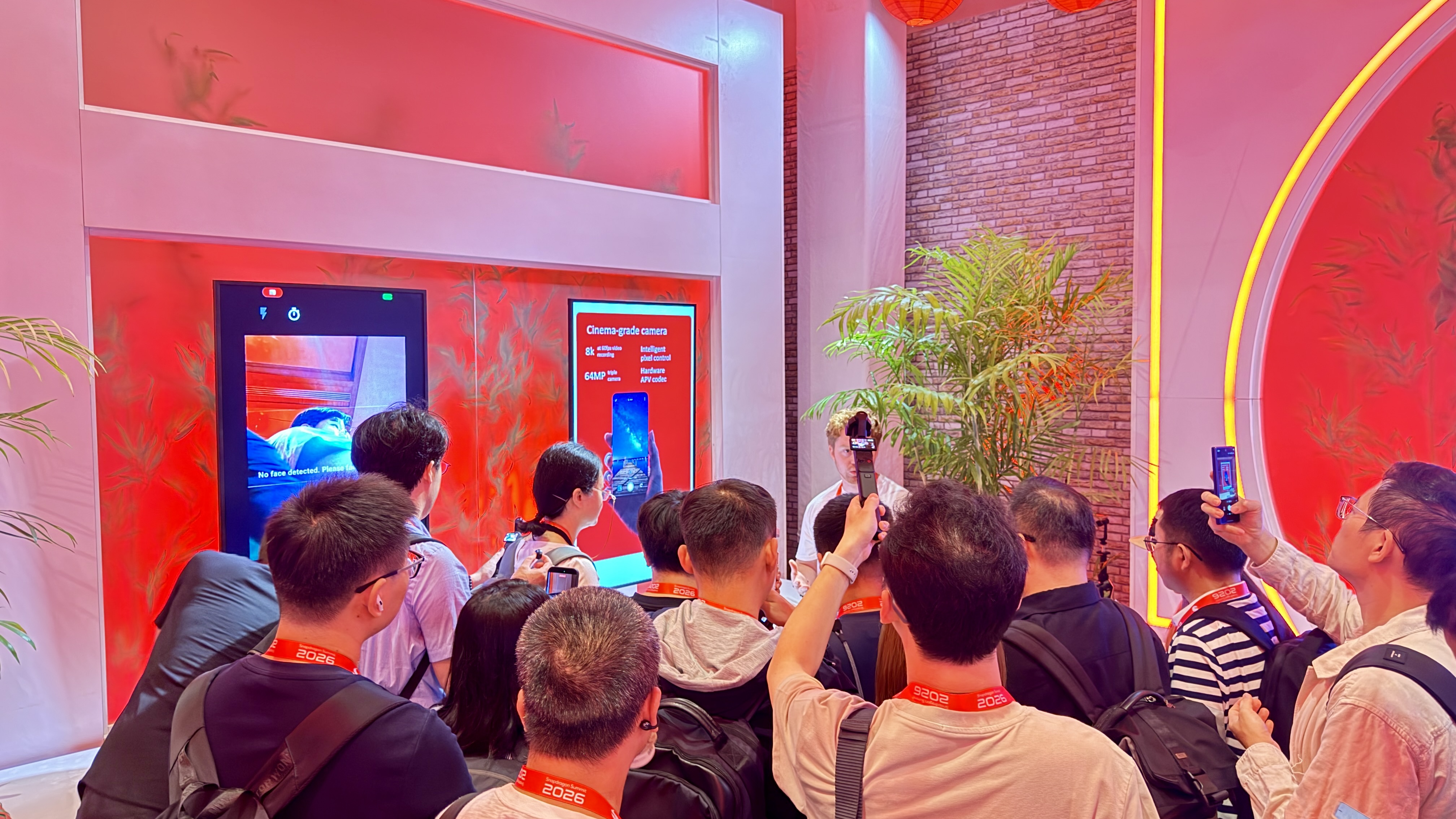 仅用一句话,AI就能剪出精彩Vlog?ag真人科技ArcSmartCut亮相2026骁龙峰会